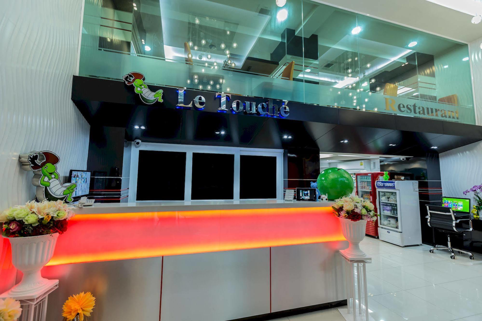 Le Touche Hotel Bangkok Exteriör bild