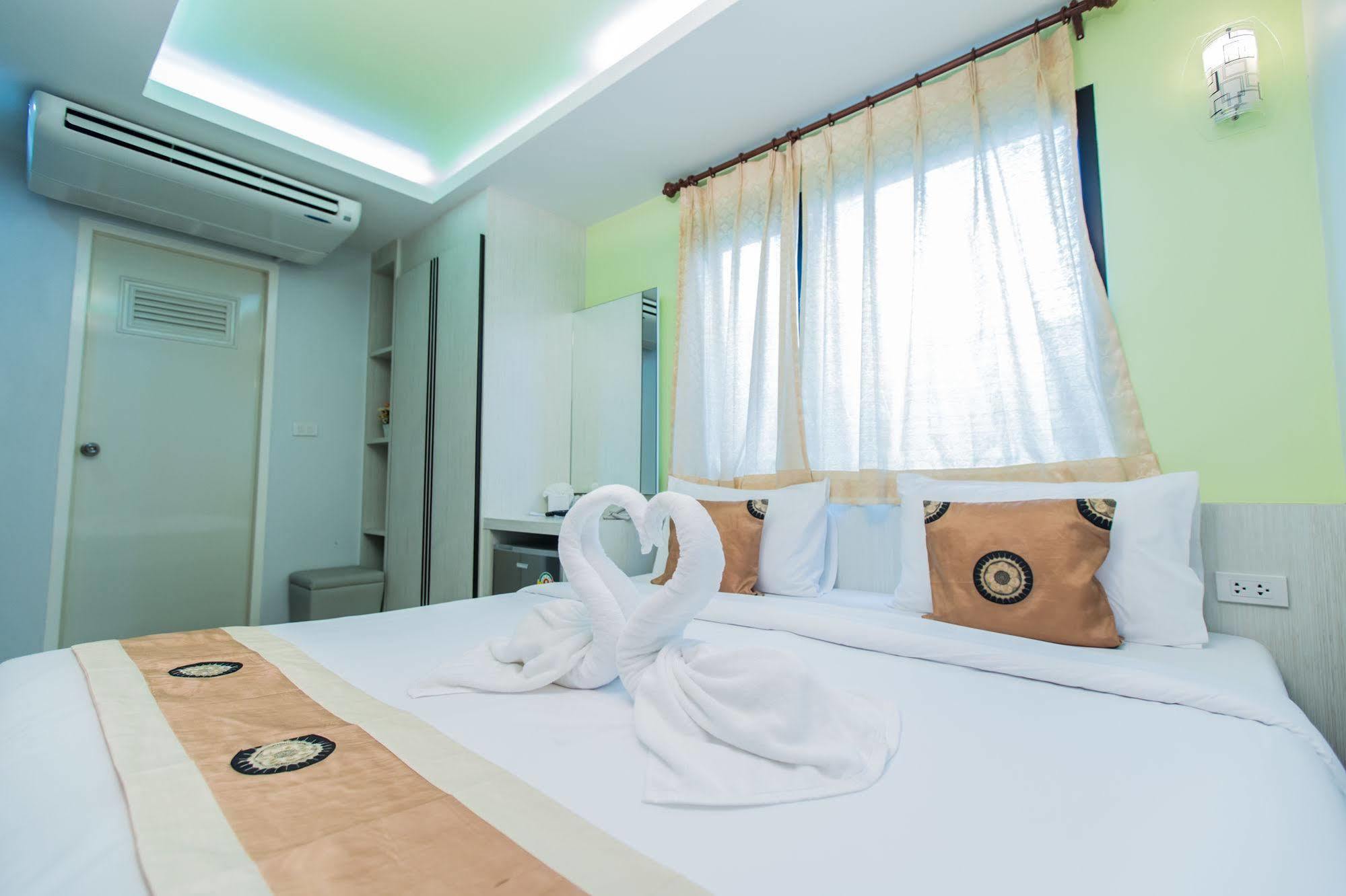 Le Touche Hotel Bangkok Exteriör bild