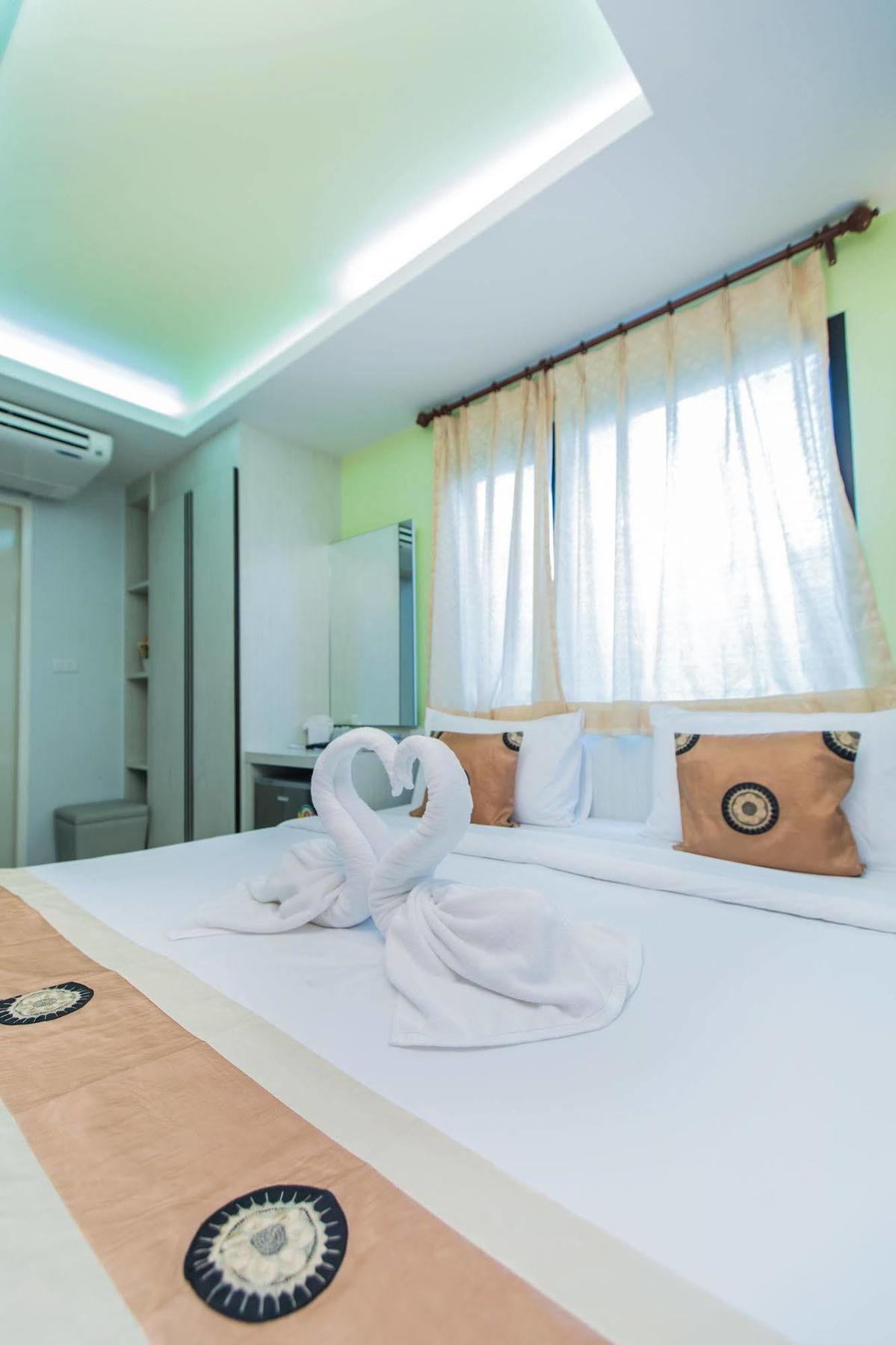 Le Touche Hotel Bangkok Exteriör bild